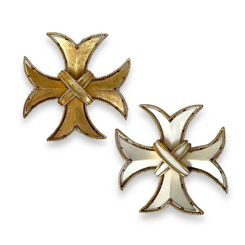 复古 Trifari 胸针马耳他十字金色和白色珐琅签名 1960 年广告片 - 胸针 - 其他材质 金色