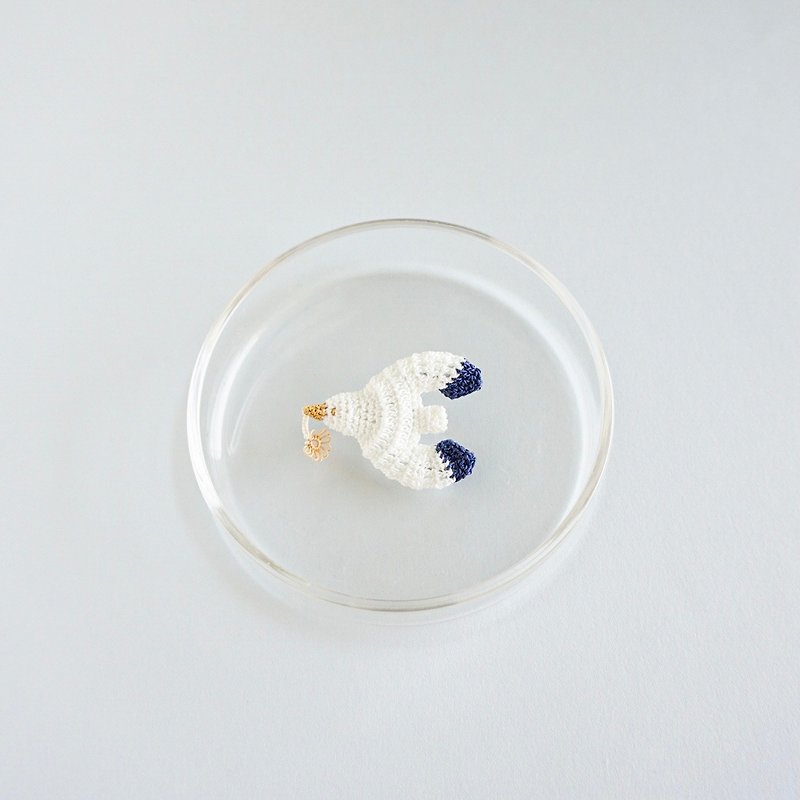 花を運ぶカモメ ブローチ　白×紺 - 胸针 - 棉．麻 白色