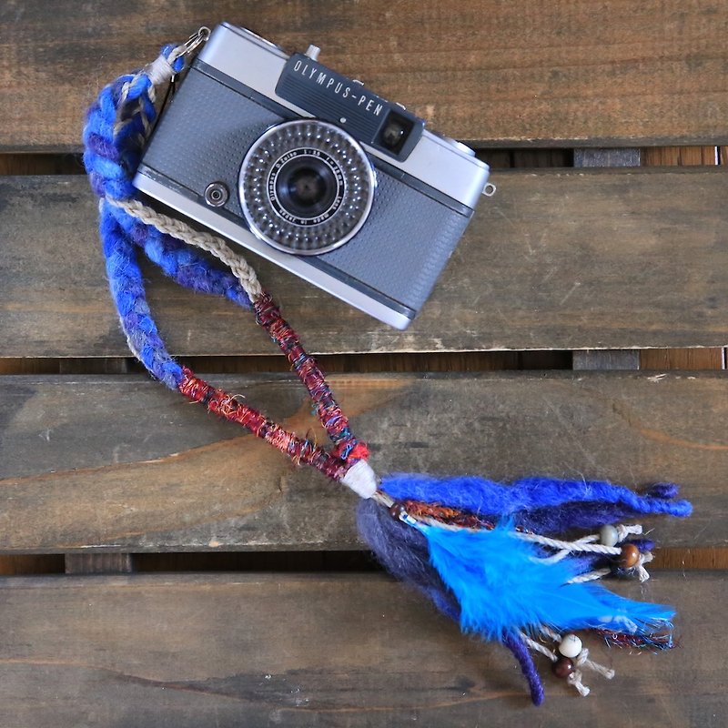 羽飾り・ウッドビーズ付き麻とニットのハンドストラップblue - 挂绳/吊绳 - 棉．麻 蓝色