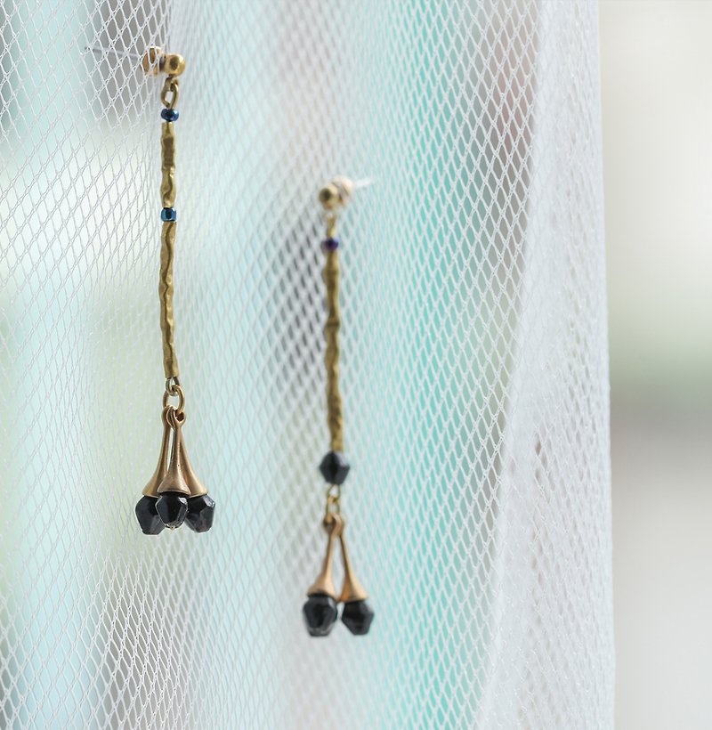 琉璃珠 树状不对称耳环 黑 - 耳环/耳夹 - 其他金属 金色