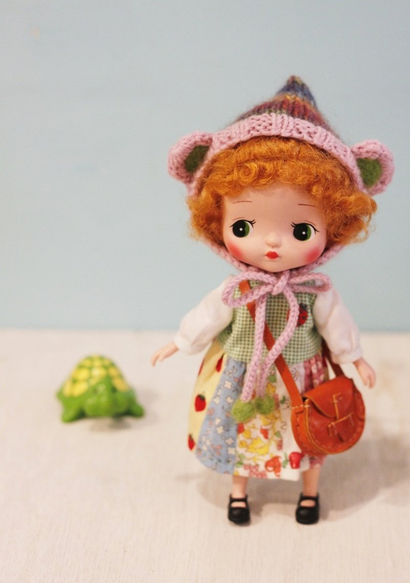 Holala、妹头尺寸手工编织美丽诺羊毛段染小熊娃帽右边粉红色款 - 帽子 - 羊毛 粉红色