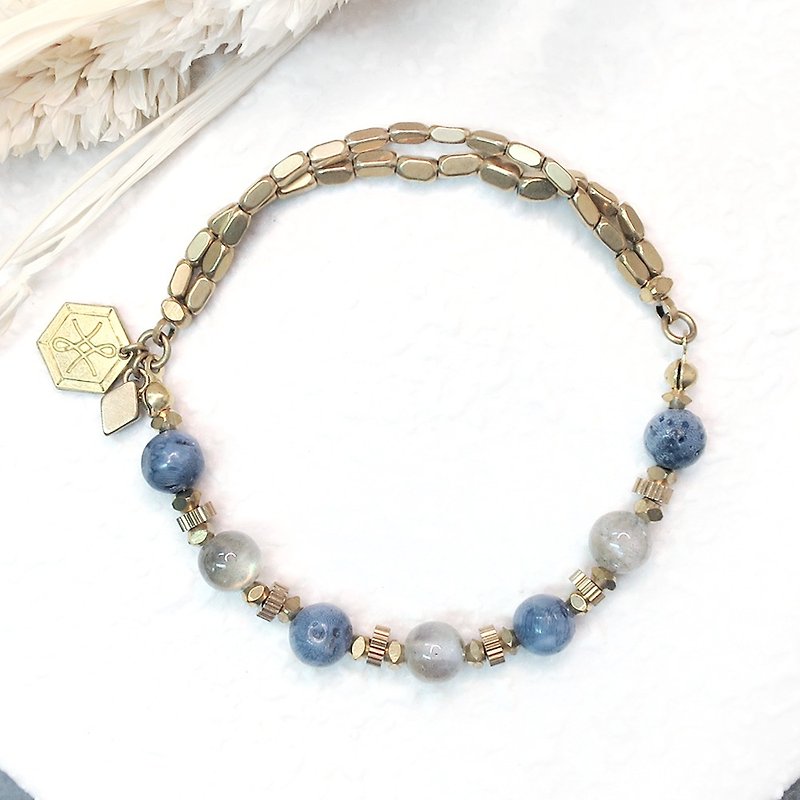 VIIART。蝶豆花。蓝珊瑚拉长石黄铜手环 - 手链/手环 - 宝石 蓝色