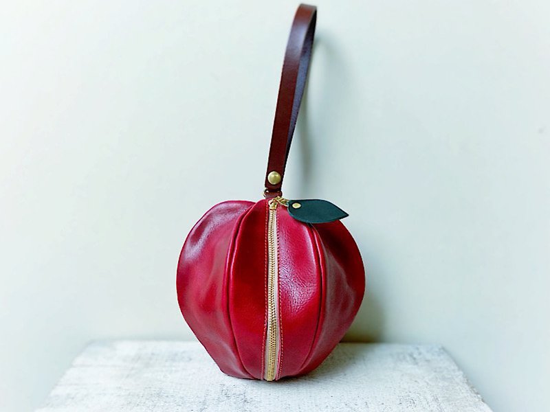 JAPANオイルレザー　革のりんごポーチ 　pomme　ダークレッド　艶赤色 - 化妆包/杂物包 - 真皮 红色