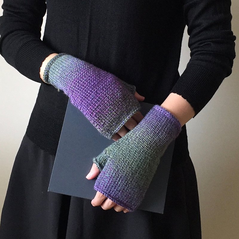 晓织物-手工编织羊毛渐层露指手套-极光（现货） - 手套 - 羊毛 紫色
