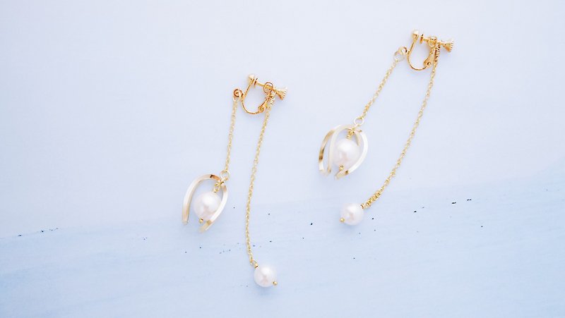 香水-耳环--水晶珍珠金属镂空花苞缀饰耳环(送礼 白色情人 礼物) - 耳环/耳夹 - 其他金属 金色