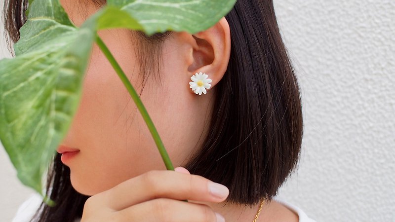 Daisy Earrings, Stud Earrings, White Flower Earrings - 耳环/耳夹 - 其他金属 白色
