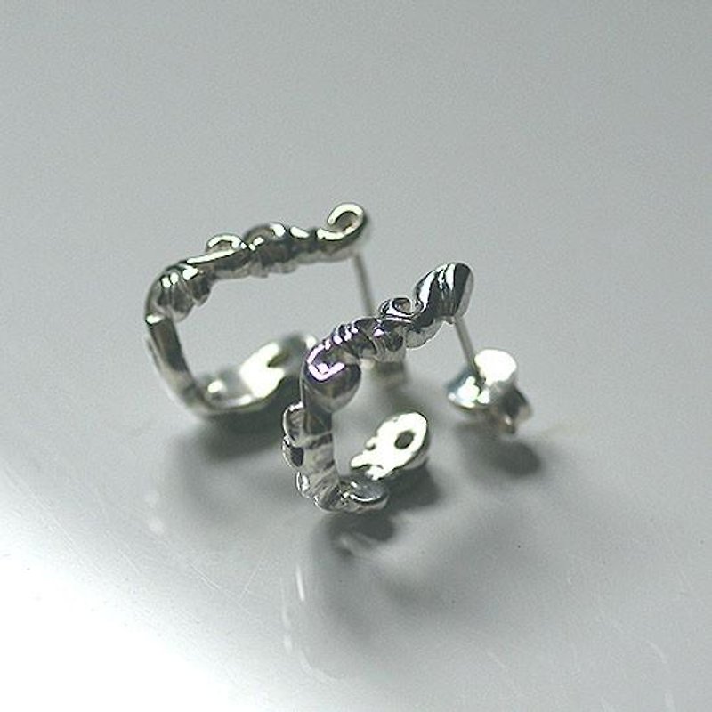 Arabesque hoop Pierced mini - 耳环/耳夹 - 其他金属 银色