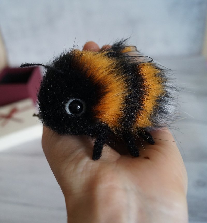 Bumblebee brooch insect Realistic toy - 胸针 - 其他材质 黄色