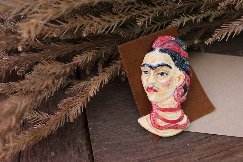 Portrait With Monkey by Frida Kahlo - 胸针 - 陶 红色