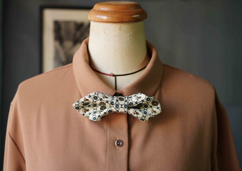 古董布花领带改制手工领结-念念有词白-宽版 - 领结/领巾 - 丝．绢 白色