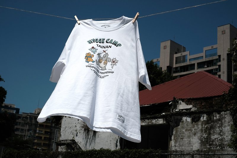 【康桥慢旅】HYGGE CAMP 美式插画风格图像短T 宽松版型 - 男装上衣/T 恤 - 棉．麻 白色