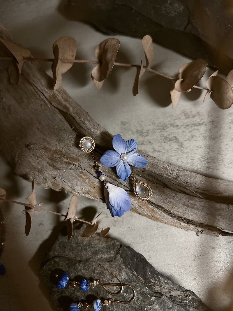 深蓝小飞燕 • 不对称月光石花朵垂坠耳环 - 耳环/耳夹 - 贵金属 蓝色
