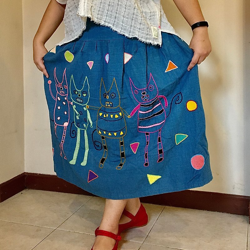 Indigo-dyed cotton skirt with hand-embroidered cats - 裙子 - 绣线 蓝色
