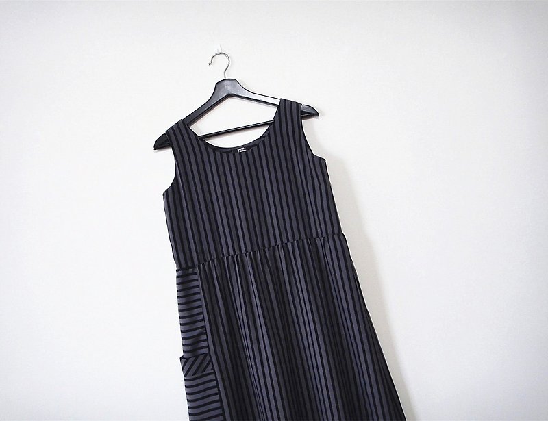 线条的总合 洋装 - 洋装/连衣裙 - 聚酯纤维 黑色
