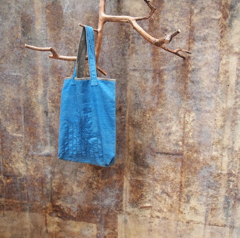 生态色 天然染织  植物染  蓝染棉麻綉花双面用手提袋/肩背包 - 侧背包/斜挎包 - 棉．麻 蓝色