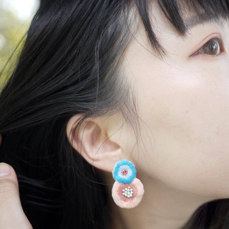 【蔷薇色的日子】手工刺绣 不对称耳环 - 耳环/耳夹 - 绣线 