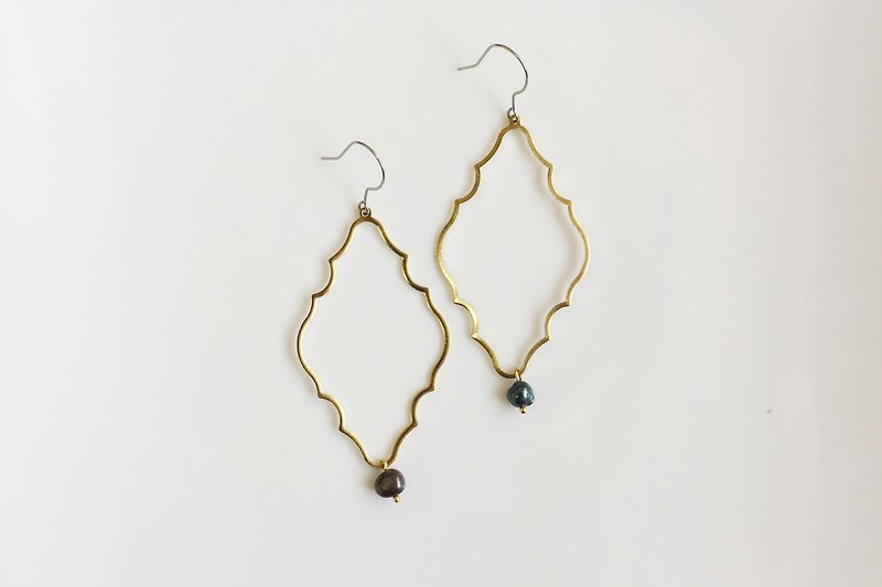 黑之美丽时光 黄铜珍珠造型耳环 - 耳环/耳夹 - 其他金属 金色
