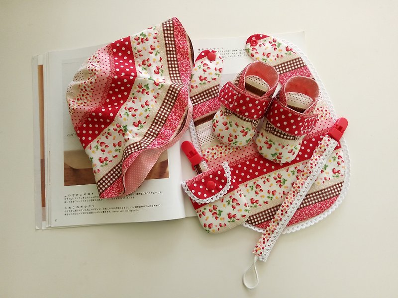 小草莓弥月礼物组 婴儿鞋+婴儿冒+围兜+平安符袋+奶嘴夹 - 满月礼盒 - 棉．麻 红色