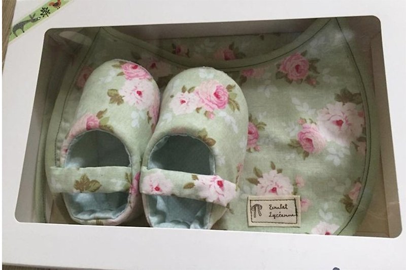 粉绿北欧玫瑰 弥月礼盒两件组 (婴儿鞋+围兜) - 满月礼盒 - 棉．麻 