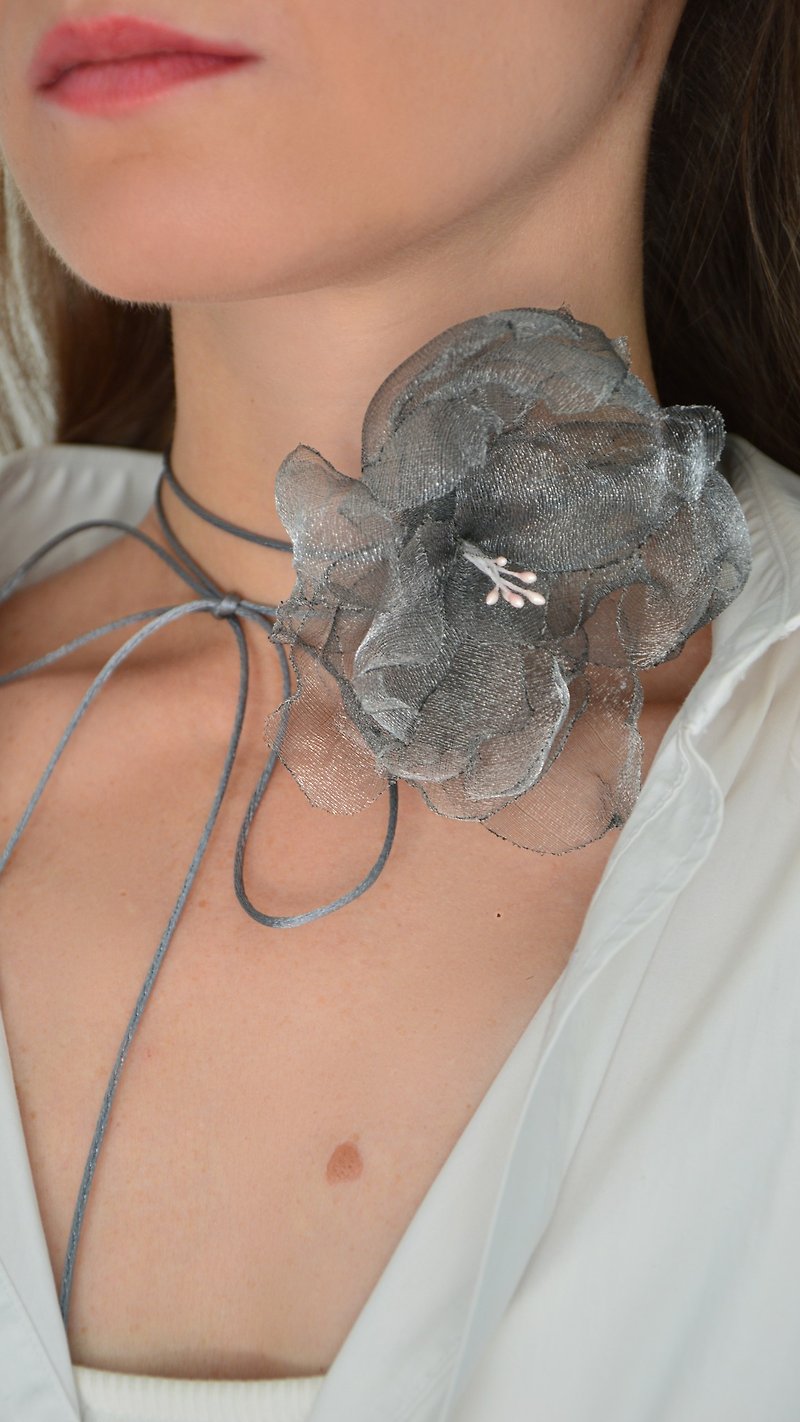 灰色乌干纱纱花朵颈链 - 项链 - 其他材质 灰色