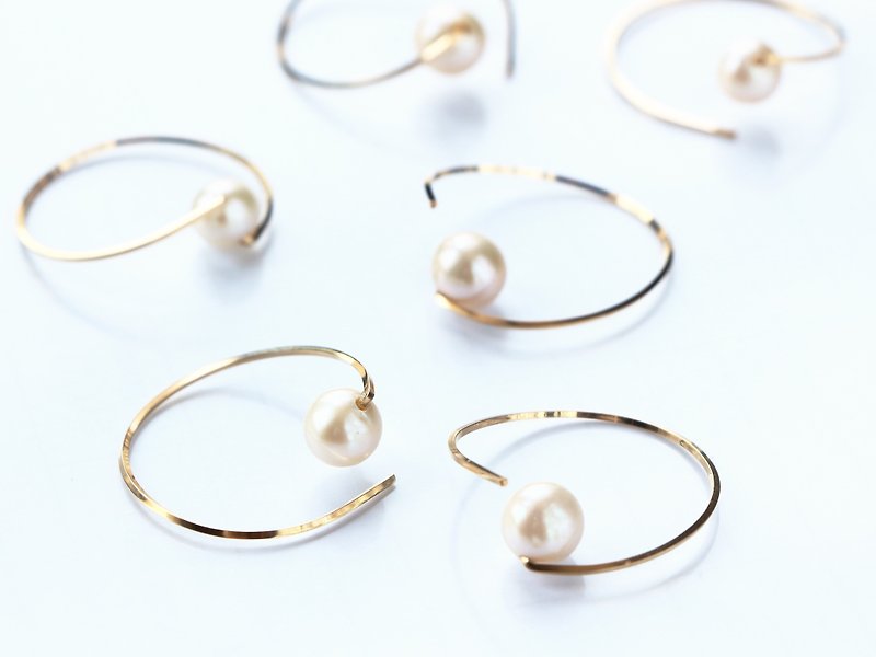 14kgf- twist hoop pearl pierced earrings - 耳环/耳夹 - 宝石 白色