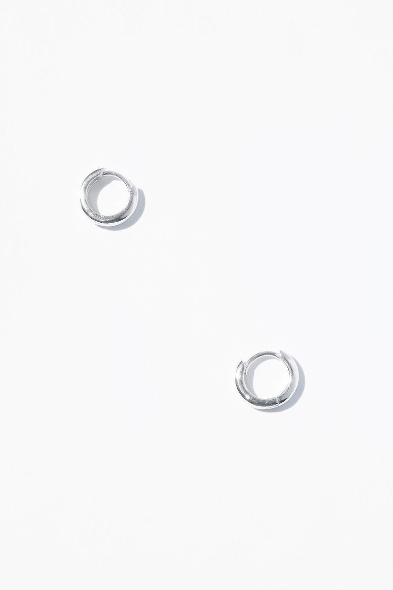 Round Huggie Earring 弧形圈圈耳环 - 耳环/耳夹 - 纯银 银色