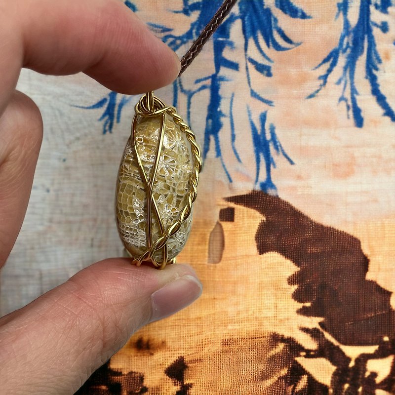 编织感小花珊瑚玉铜线编织坠 - 项链 - 铜/黄铜 
