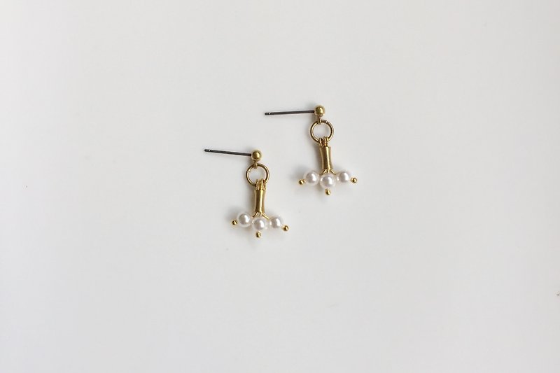 wild flower 珍珠黄铜造型耳环 - 耳环/耳夹 - 其他金属 白色