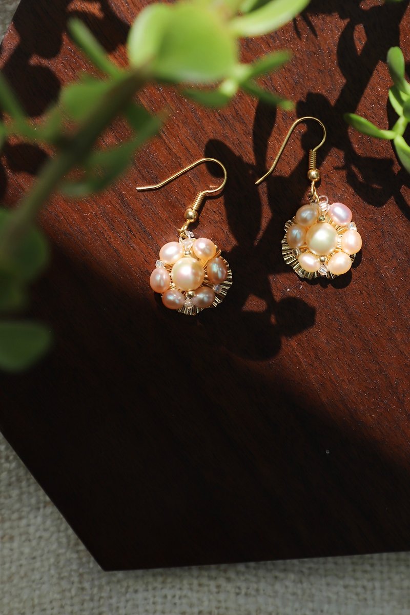 优雅珍珠花朵耳环 - 耳环/耳夹 - 珍珠 白色