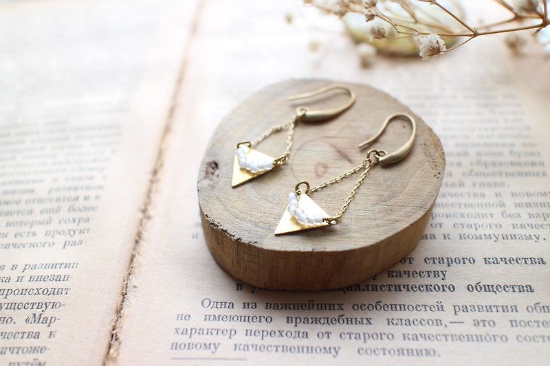 珠光三角-三角型黄铜耳环-针式 夹式 - 耳环/耳夹 - 其他金属 