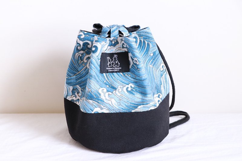 蓝色海浪印花侧背水桶包 - 侧背包/斜挎包 - 棉．麻 蓝色