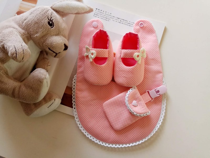 粉底水玉棉蕾丝款 弥月礼物 婴儿鞋+婴儿围兜+平安符袋 - 围嘴/口水巾 - 棉．麻 粉红色