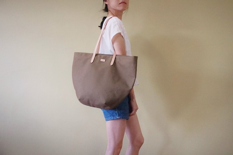 Olive Green Beach Tote Bag with Leather Strap - Casual Weekend Tote - 手提包/手提袋 - 棉．麻 卡其色
