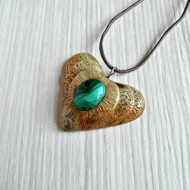 Wooden heart shaped pendant with malachite - 项链 - 木头 多色