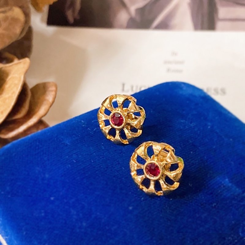 【西洋古董饰品】立体小花 掐丝曲质感 红色花蕊莱茵钻 耳环 耳针 - 耳环/耳夹 - 贵金属 金色