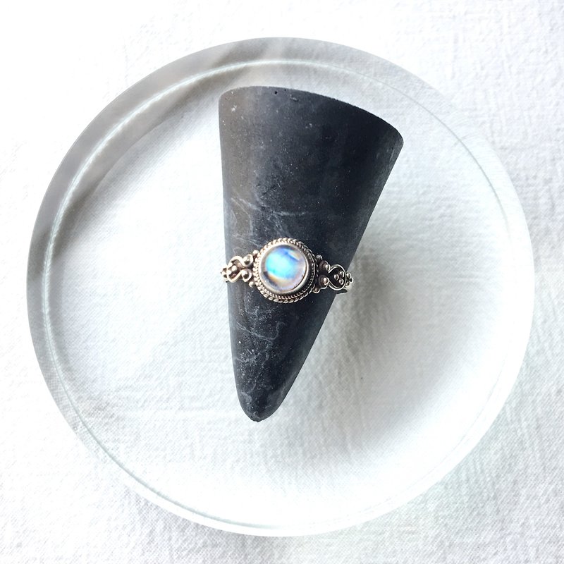 月光石925纯银雅致设计戒指 尼泊尔手工银饰 - 戒指 - 宝石 银色