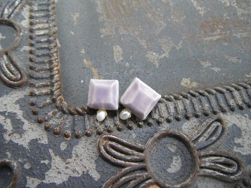 小さなsquare cut と小さな淡水パールの陶pierce  /earring・ラベンダー - 耳环/耳夹 - 陶 紫色