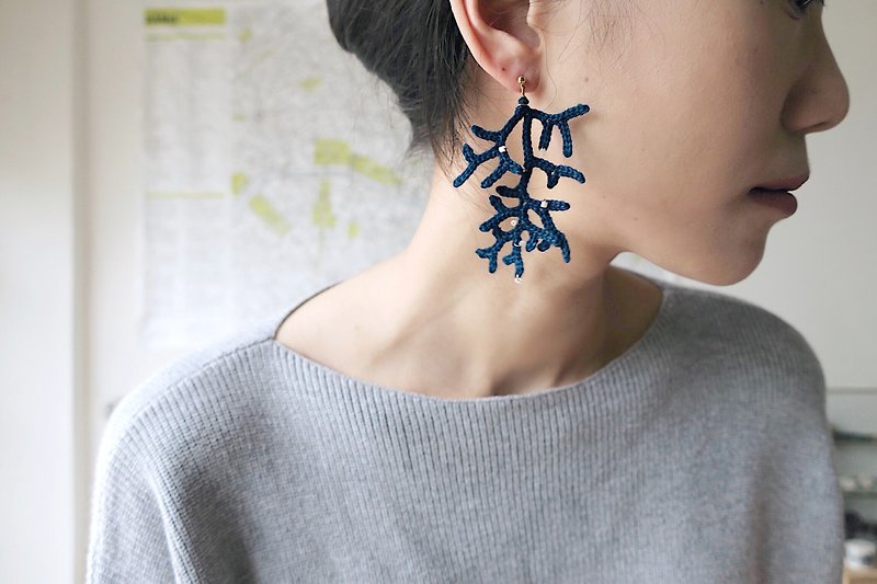 【endorphin】编织柳珊瑚+黄铜贝壳珠 耳环 - 耳环/耳夹 - 棉．麻 蓝色
