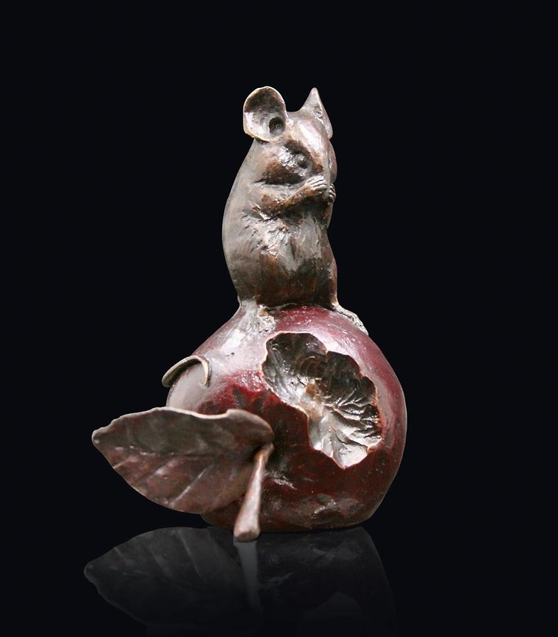 Mouse on Apple - Michael Simpson (Limited Edition Solid Bronze Sculpture) - 摆饰 - 其他金属 金色