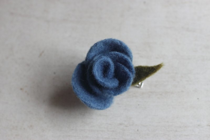 蓝染 天然植物染 玫瑰胸针兼发夹 订制款 - 胸针 - 羊毛 蓝色