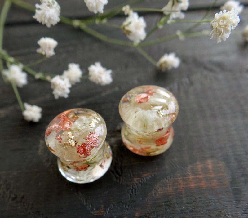 Baby Breath earring plugs 2g 0g 00g 32mm ear gauges Pressed flower jewelry Resin - 耳环/耳夹 - 植物．花 白色
