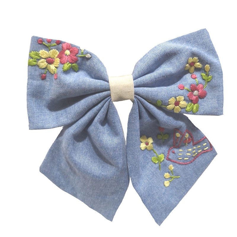 Hand-embroidered hair bow, blue color, alternating color in the middle with cream color, cotton fabric, bird and flower lover pattern design - 发饰 - 绣线 