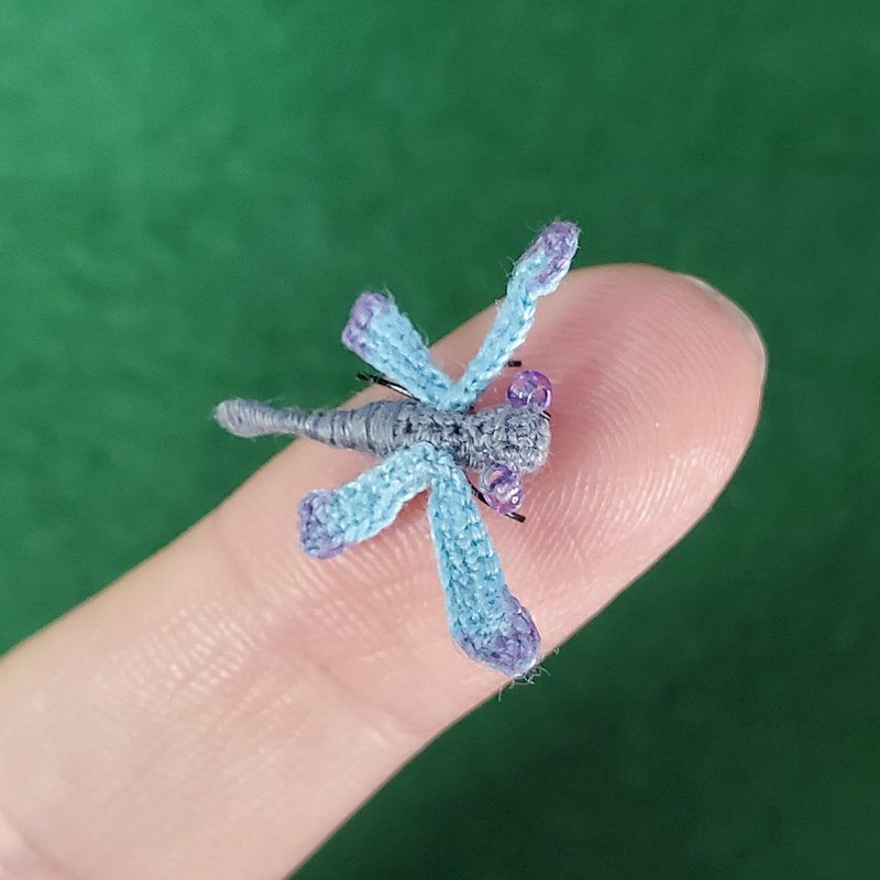 Extremely micro crocheted dragon. Dollhouse miniature. Amigurumi animal. - 玩偶/公仔 - 棉．麻 灰色