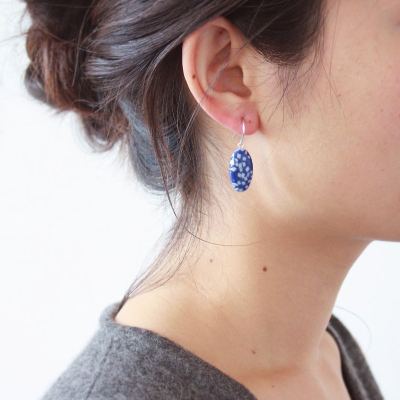 纯银耳勾 陶瓷耳环 钴蓝磨石子耳环 摄氏1280度高温烧制 - 耳环/耳夹 - 瓷 蓝色