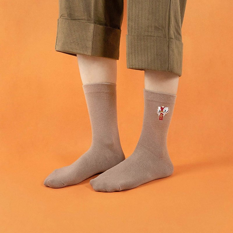 【舞狮吉祥】刺绣中筒袜 I 台湾原创设计袜子 / Z0007 - 袜子 - 棉．麻 卡其色