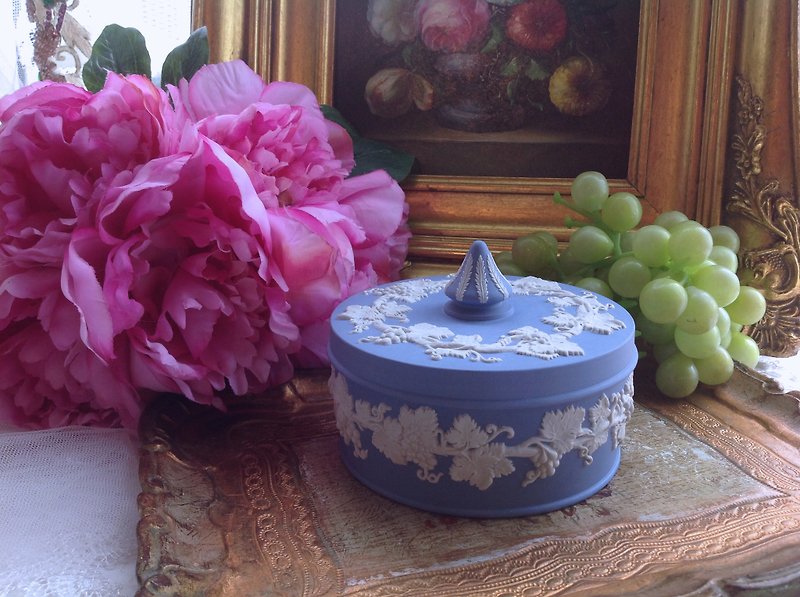 安妮疯古物英国骨瓷Wedgwood jasper 蓝色碧玉浮雕葡萄藤小型珠宝盒,饰品盒 - 收纳用品 - 瓷 