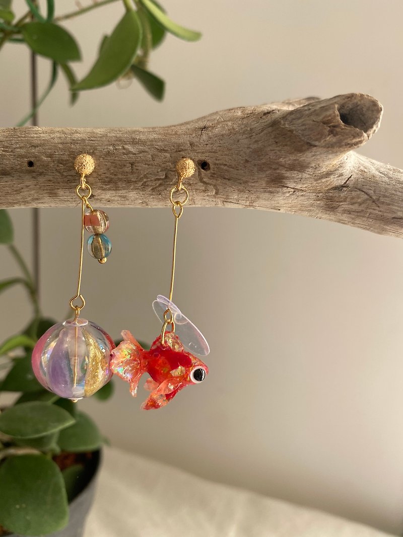 立体小金鱼配彩色玻璃球、耳针、耳夹 - 耳环/耳夹 - 树脂 多色