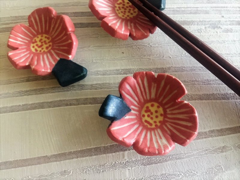 条纹嫩红花形筷子架_陶器筷架 - 餐垫/桌巾 - 陶 粉红色