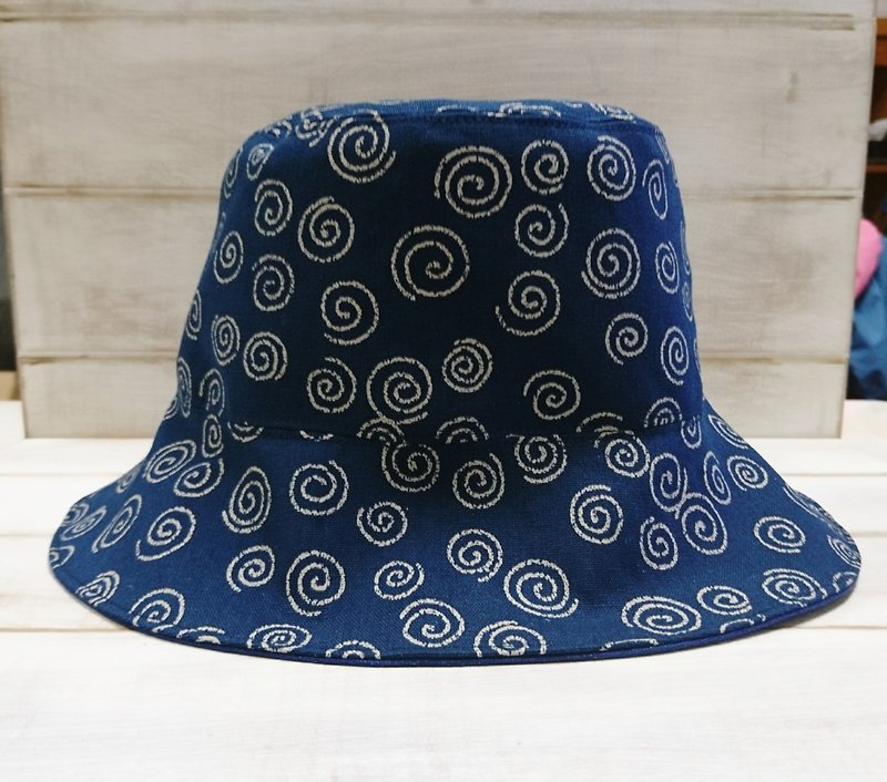 和风卷卷图纹＆蓝色素面双面渔夫帽 遮阳帽 - 帽子 - 棉．麻 蓝色