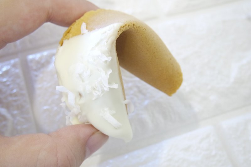 【水果幸运签饼：椰子幸运饼干】 - 手工饼干 - 新鲜食材 白色